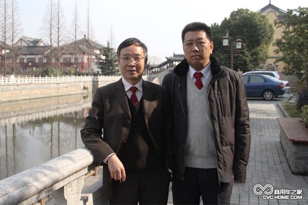 梁裕乐(左)与一汽锡柴领导在一起