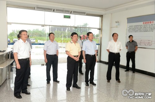 叶书记同王金玉、吴越俊参观福田戴姆勒汽车，商用车网报道