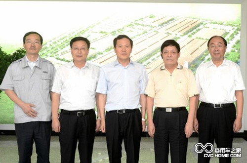 参观现场领导合影，商用车网报道