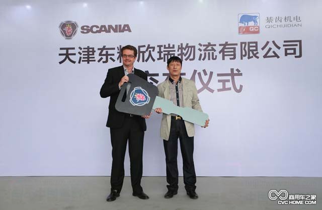 苏博伦与刘国福交接斯堪尼亚车钥匙