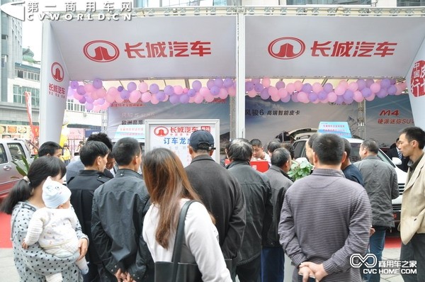 长城展位的订车龙虎榜被围得水泄不通. 商用车之家