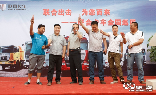 现场问答获奖人员合影 商用车之家