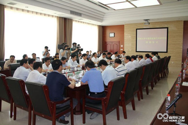 中通客车总经理孙庆民与聊城大学副校长孙兰雨签署合作协议 商用车之家