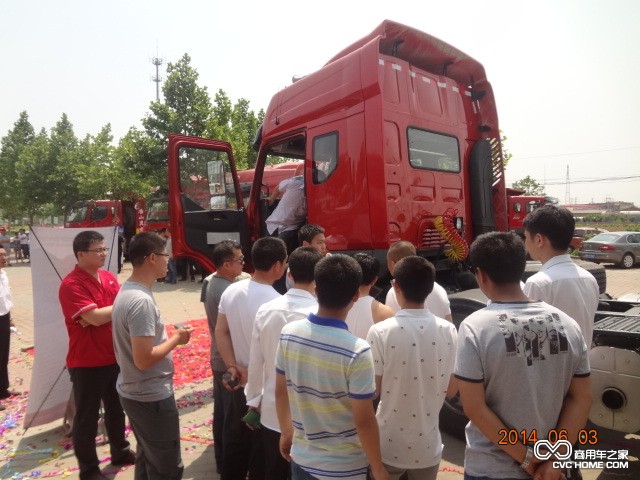 柳汽国四卡车“安全、可靠、省油、高效”的产品品质,赢得了在场用户的青睐 商用车之家