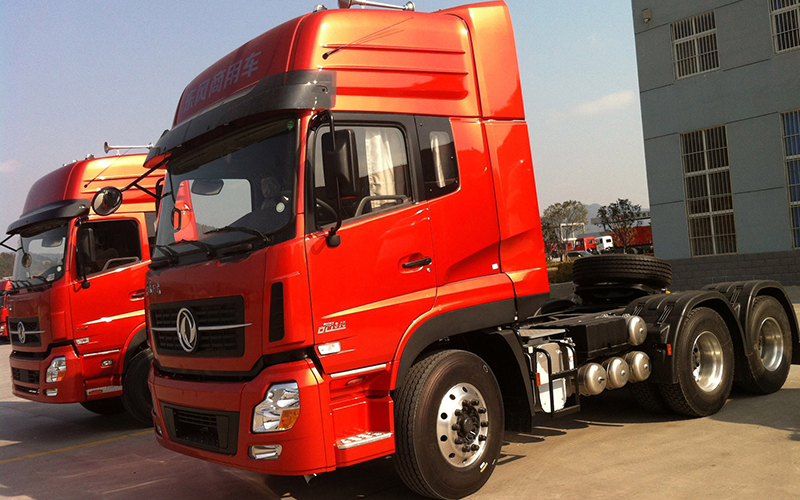 东风天龙6x4牵引车.jpg