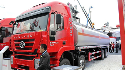 2014宝马展：红岩杰狮 8X4 油罐车