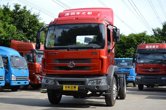 东风柳汽 乘龙中卡 220马力 4X2 牵引车