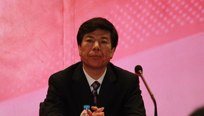  陕西法士特汽车传动集团公司总经理严鉴铂回答记者提问