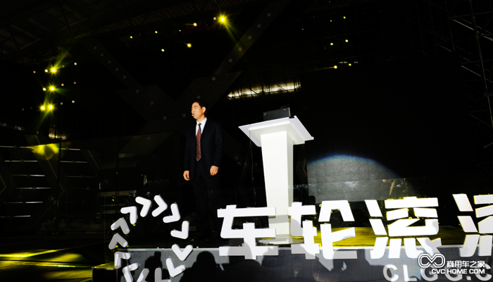 陕重汽汽车工程研究院副院长兼销售公司总工程师邵国强对X3000的技术介绍