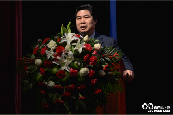 大运集团远勤山董事长上台作重要讲话