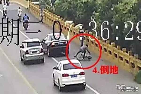 碰瓷新招，行车谨慎路人