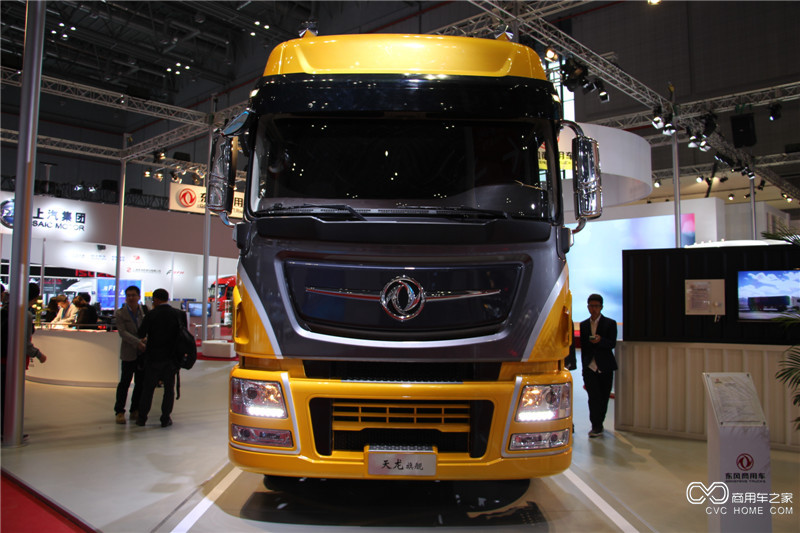 2015上海车展 东风天龙旗舰牵引车