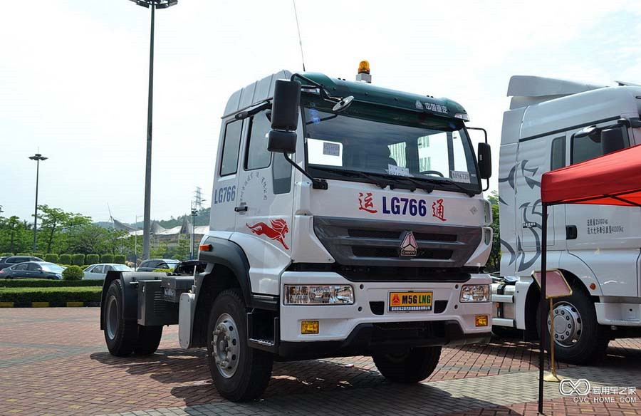 中国重汽 M5G 240马力 4X2 LNG牵引车(ZZ4184M421GE1L)