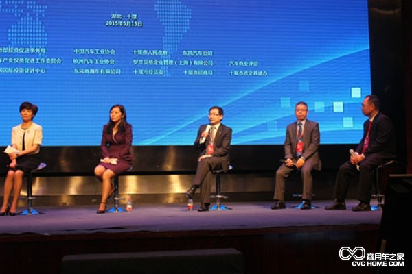 东风商用车有限公司总经理黄刚（中）发言
