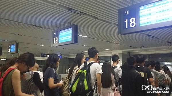 从南京南站开往连云港新浦的班线检票中