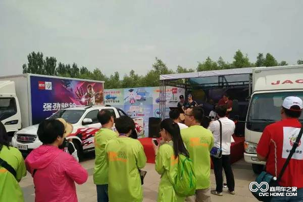 现场吸引众多观众