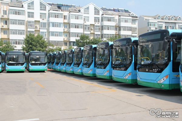东营115台中通LNG混合动力车投入运行
