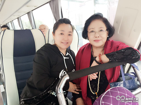 3 众多明星都搭乘金旅客车（图右一为斯琴高娃）.png