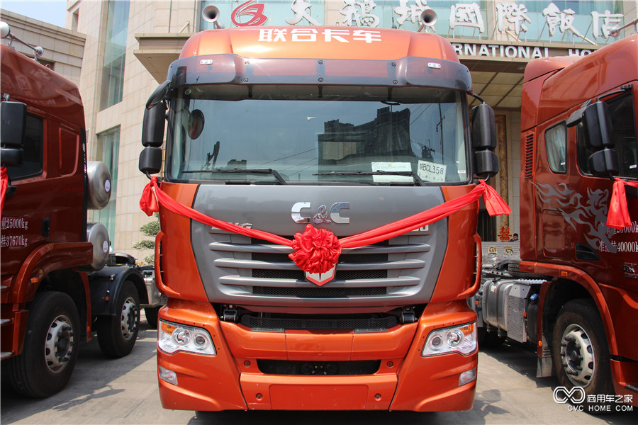 联合卡车新U系400马力6*4LNG牵引车