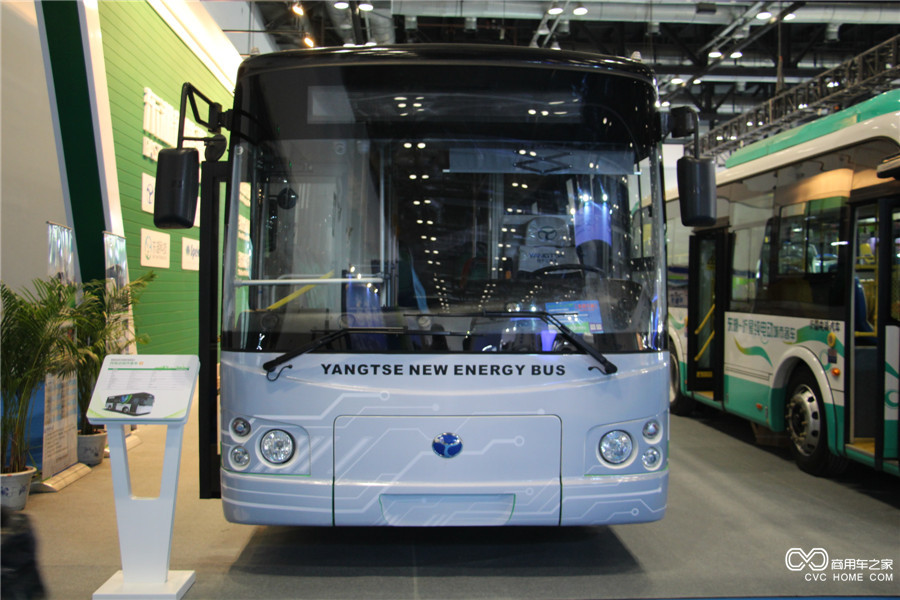 2015节能与新能源汽车成果展扬子江8.2米城市客车