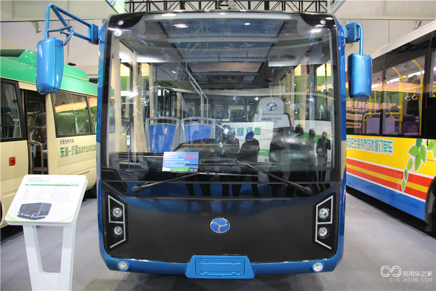 2015节能与新能源成果展 扬子江纯电动城市客车