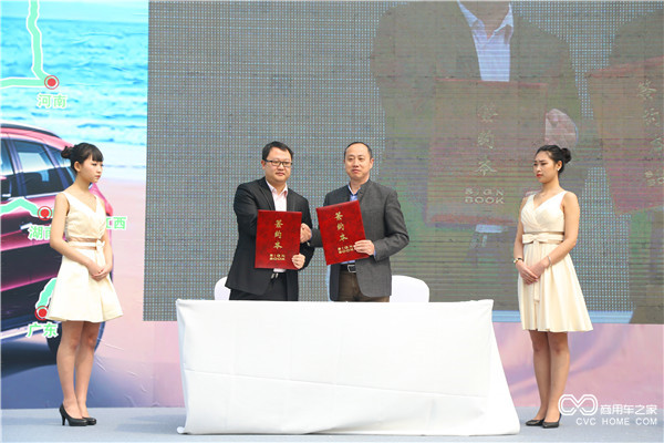 12、李元胜先生（中右）携手邱楠先生（中左）共同签署采购意向书.jpg