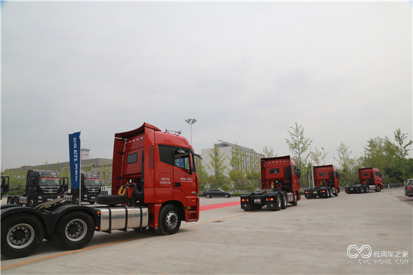 6.首批欧曼GTL奔驰版正式发车.JPG