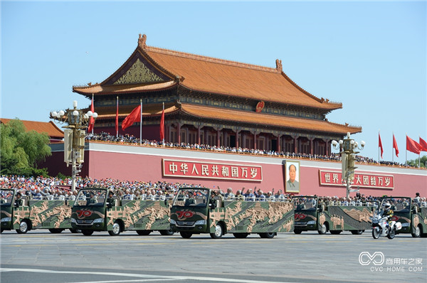 改装版的安凯宝斯通敞篷阅兵车搭载抗战老兵接受检阅.JPG