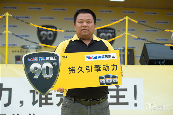 埃克森美孚授权经销商展开现场促销与司机近距离沟通.jpg