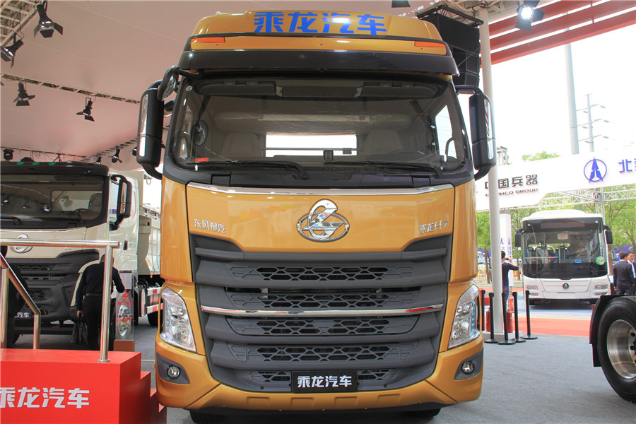 2016北京车展 东风柳汽乘龙H7土豪金6*4 460马力牵引车