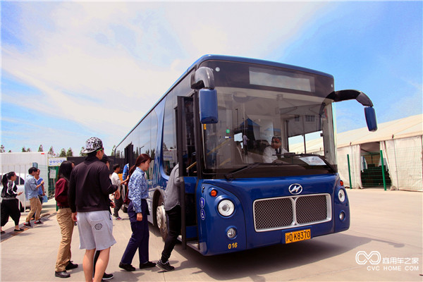 游玩上海迪士尼的游客正乘坐海格客车.jpg