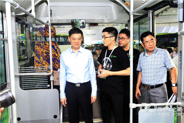 广州市副市长谢晓丹等领导登上海格全铝社区巴士，与工程师交流海格先进造车理念及工艺.JPG
