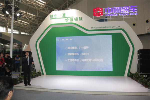 李笃生做技术讲解.JPG