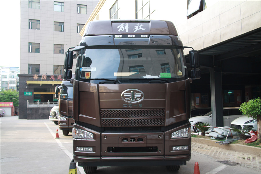 解放J6P 350马力 8×4国五绿通版载货车