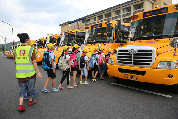 松溪小学的学生们登上海格校车_副本.jpg