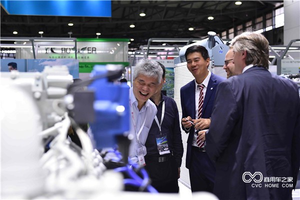 3.德国MAN发动机闪耀2018中国上海动力展.jpg