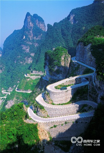 1_天门山蜿蜒99道弯，正是金旅考斯特每天的工作线路.jpg