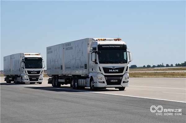 5.曼恩队列行驶卡车.jpg