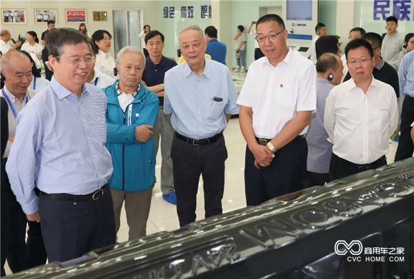3、一汽解放事业本部本部长助理，解放公司总经理助理，解放发动机事业部党委书记、总经理钱恒荣（右二），陪同安亭指数专家团参观奥威发动机生产基地_副本1.jpg